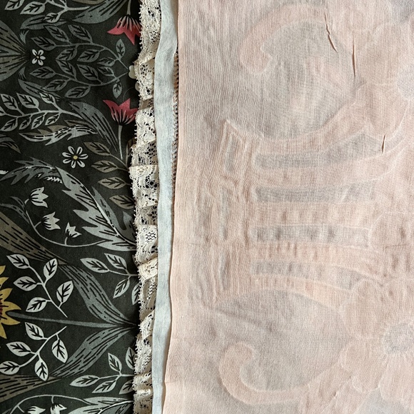 Vintage Linen Appliquéd Pillow Cover 14" X 14" - Picture 4 of 4